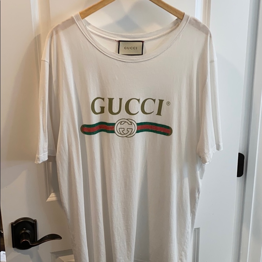 Gucci oversized washed t-shirt with Gucci logo.